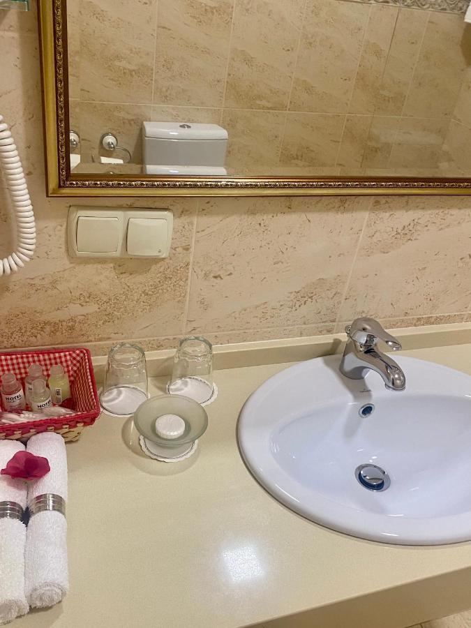 Boutique Hotel Deluxe คาเมียเนตส์-โปดิลสกี ภายนอก รูปภาพ