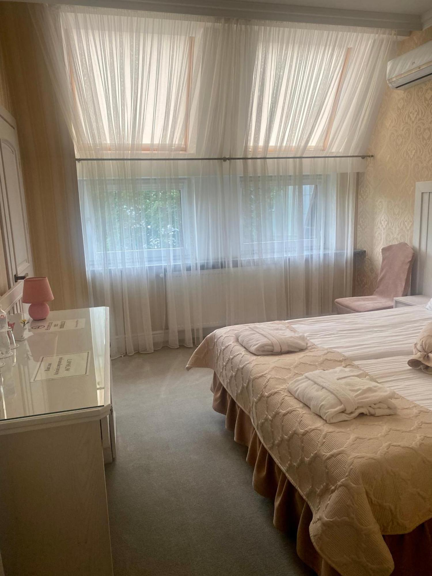 Boutique Hotel Deluxe คาเมียเนตส์-โปดิลสกี ภายนอก รูปภาพ