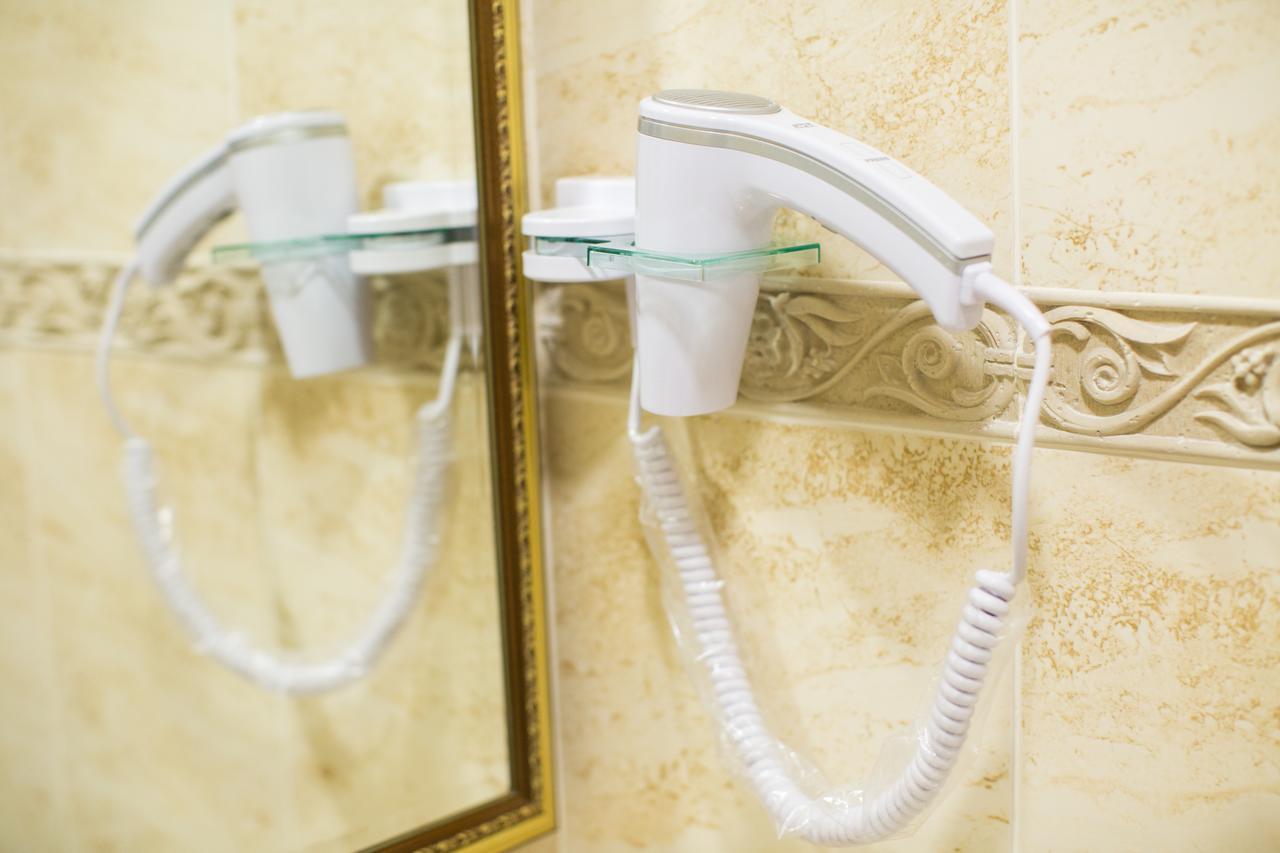 Boutique Hotel Deluxe คาเมียเนตส์-โปดิลสกี ภายนอก รูปภาพ