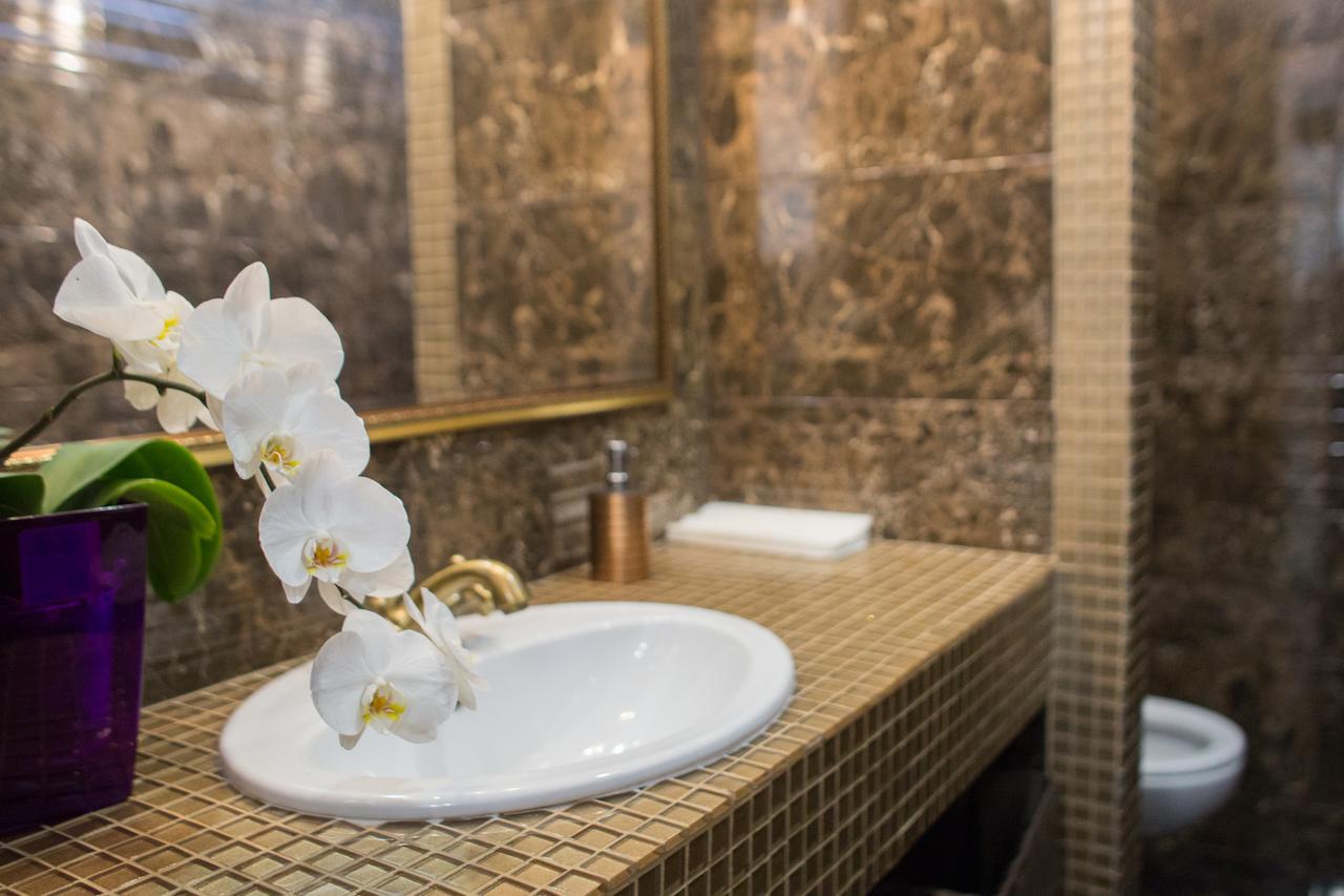 Boutique Hotel Deluxe คาเมียเนตส์-โปดิลสกี ภายนอก รูปภาพ